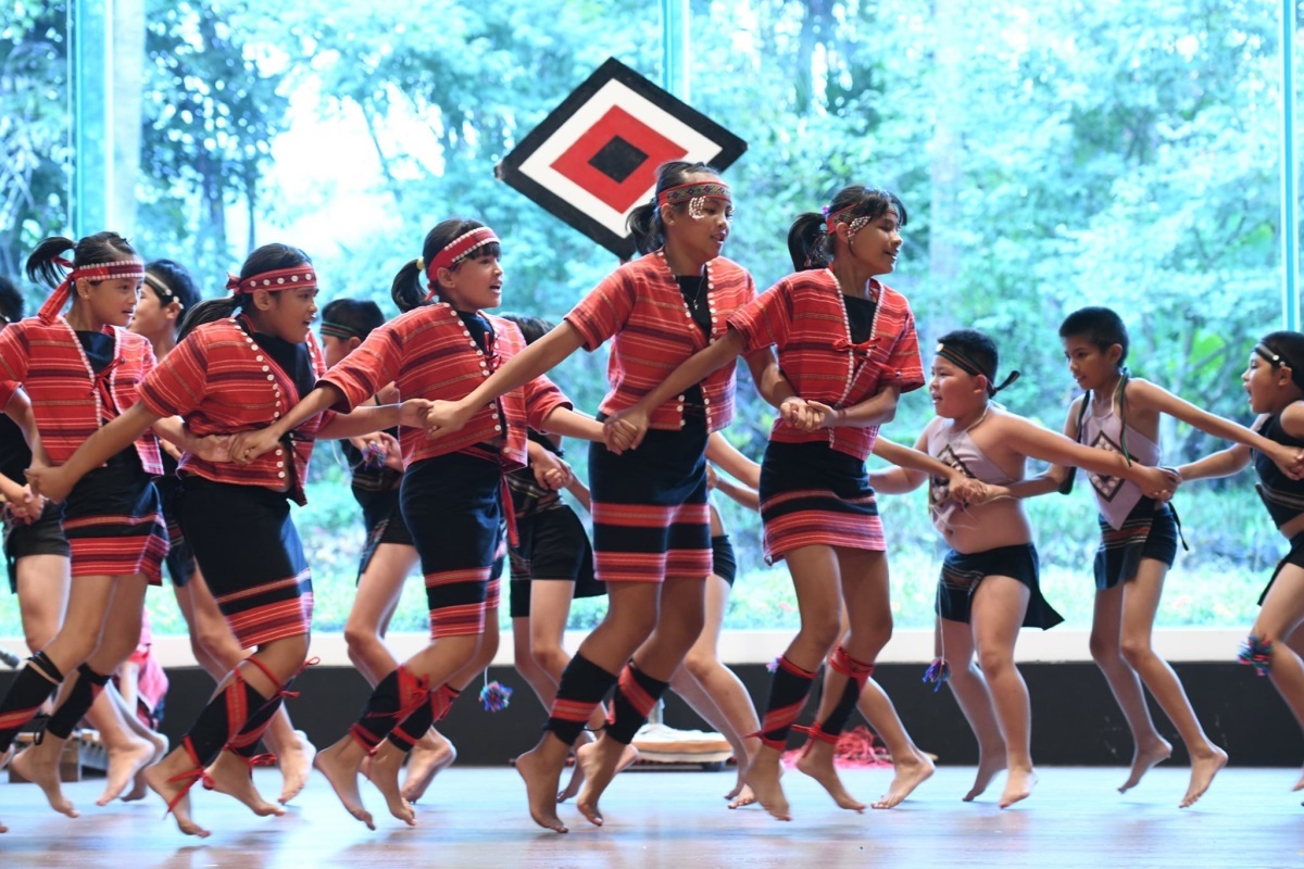 宜蘭碧候國小傳統舞蹈隊於金車噶瑪蘭威士忌酒廠演藝廳表演